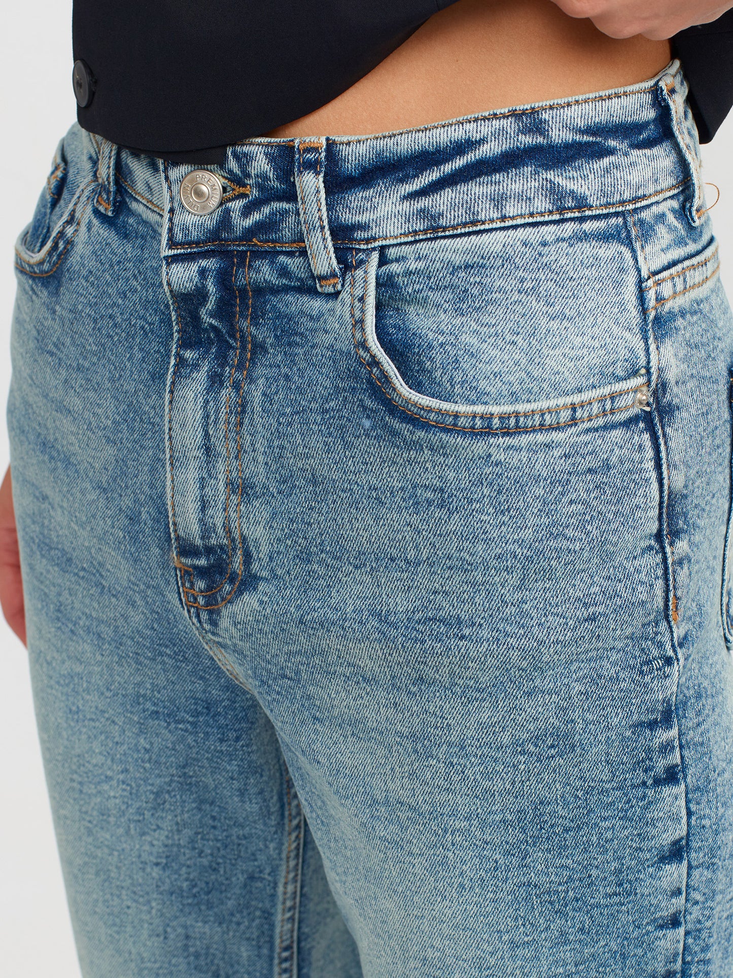 Šviesiai mėlyni džinsai