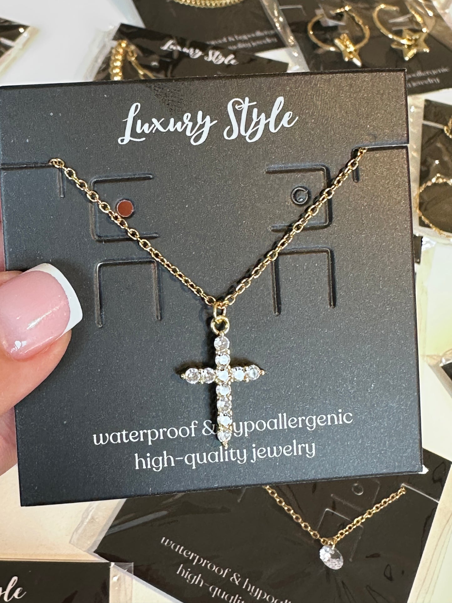 Kaklo papuošalas „Kryželis“, 18K auksu padengtas plienas.