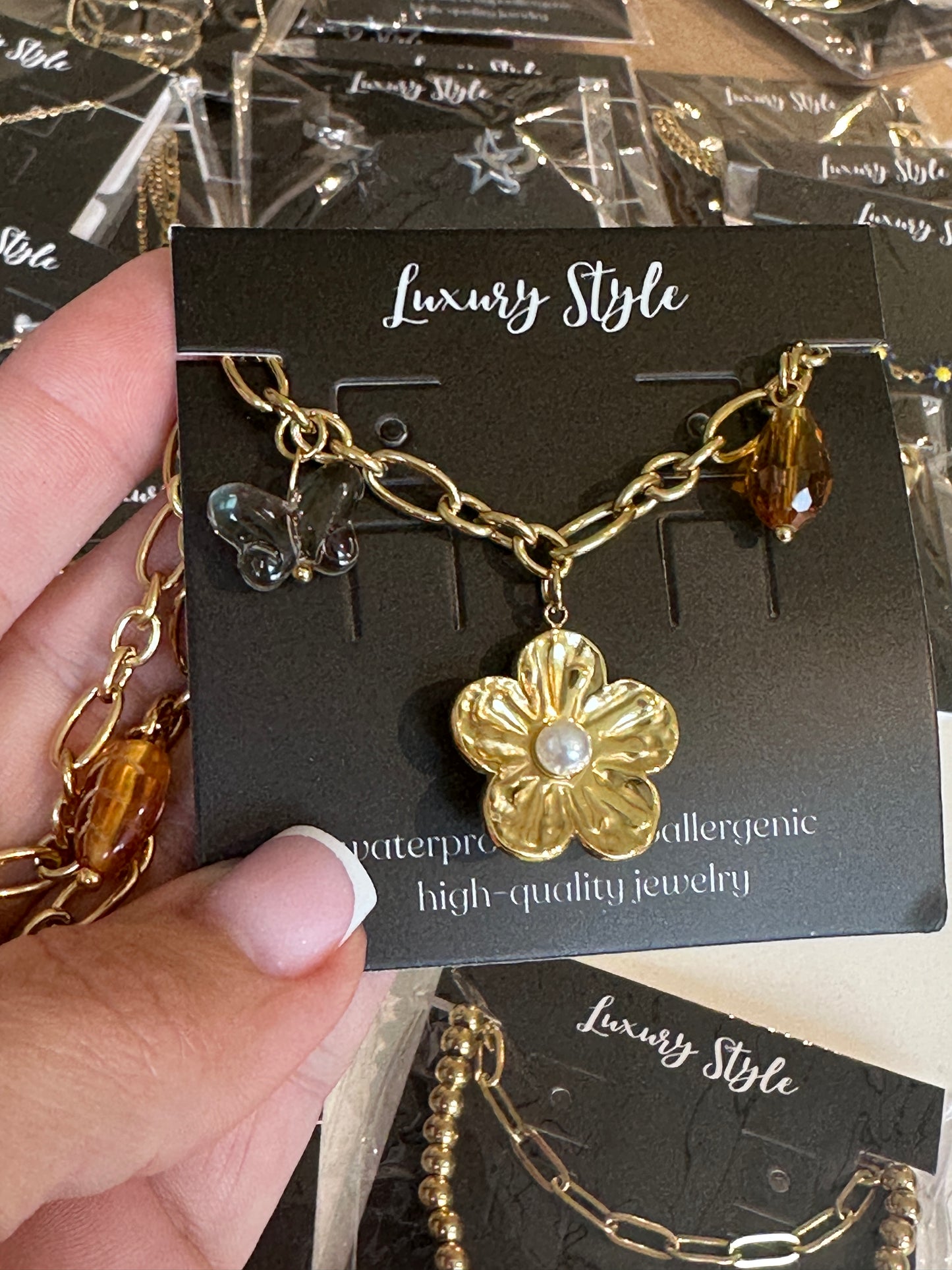 Kaklo papuošalas „Gėlė“, 18K auksu padengtas plienas.