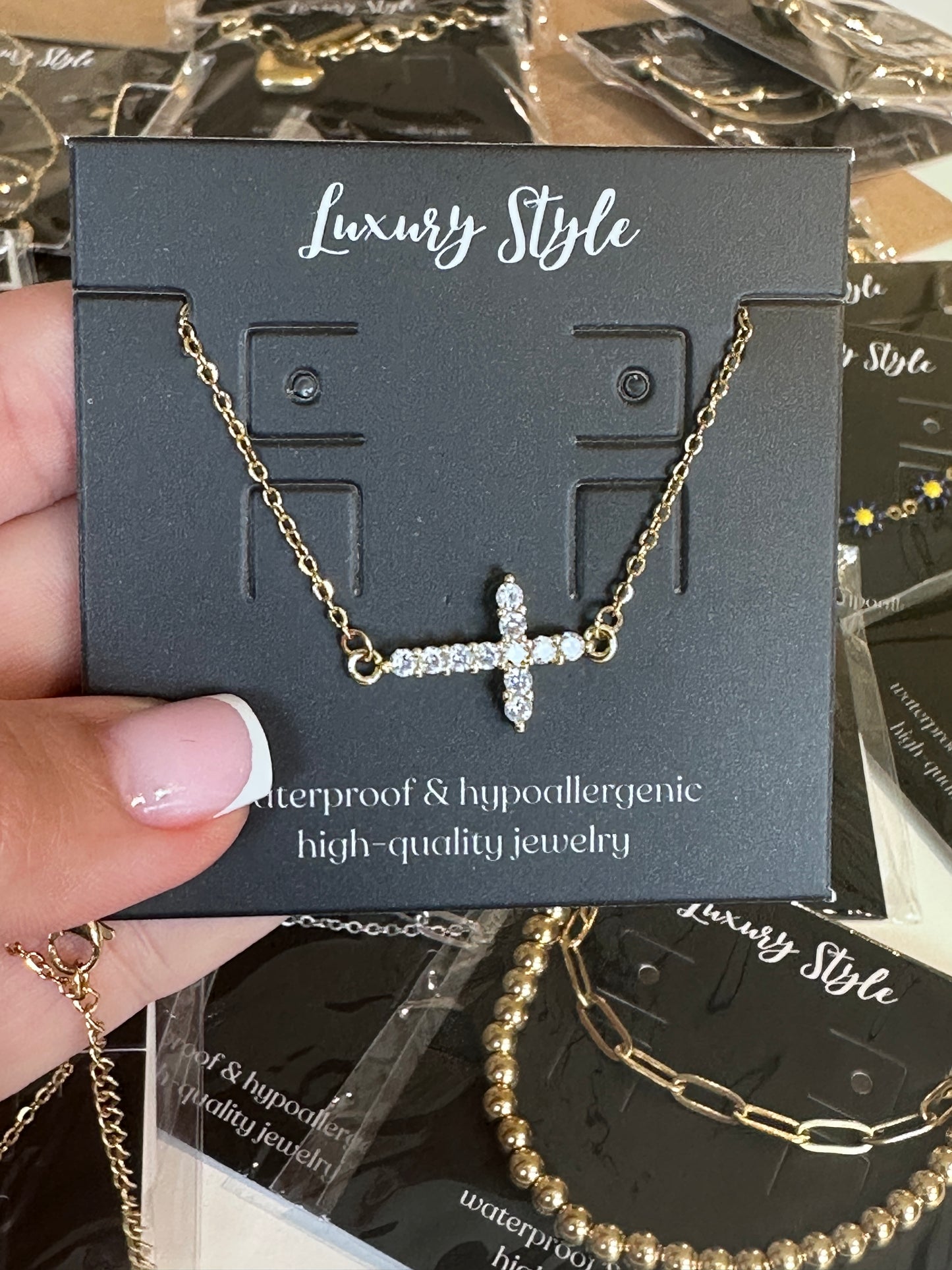 Kaklo papuošalas „Kryželis“, 18K auksu padengtas plienas.