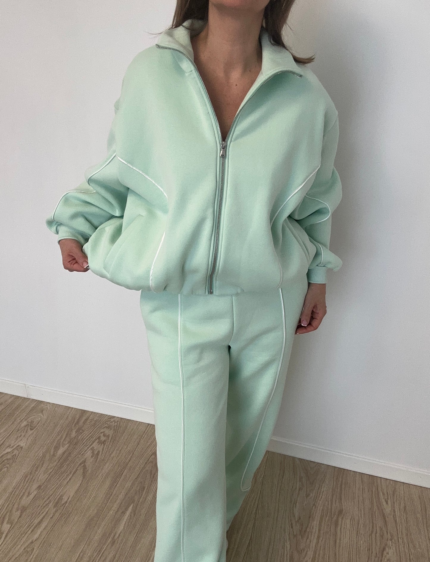 Bomber stiliaus džemperis