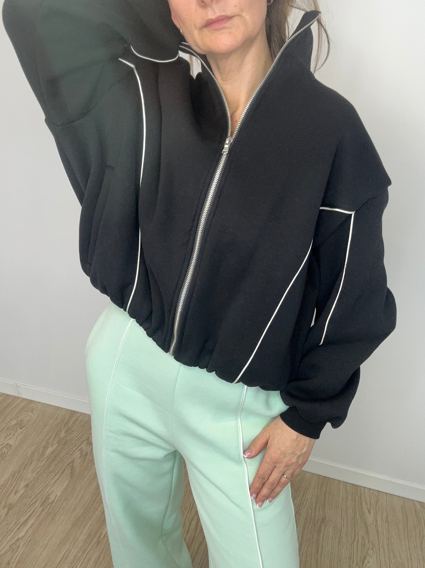 Bomber stiliaus džemperis