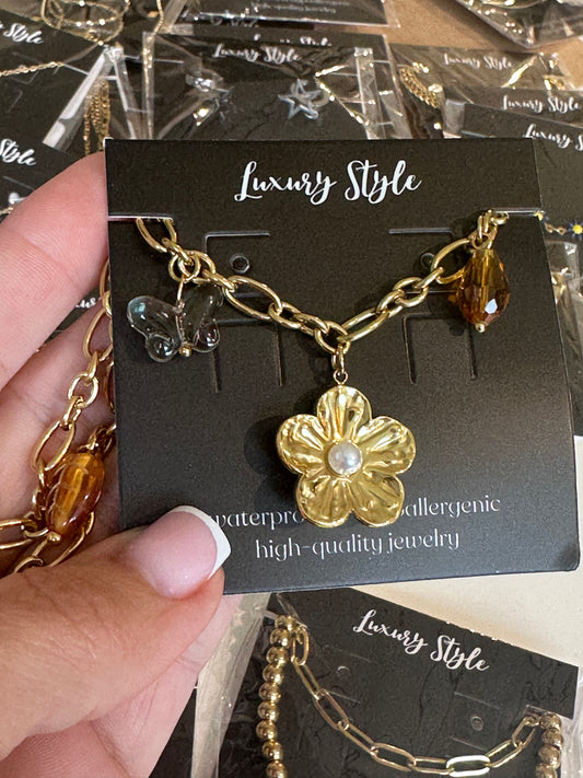 Kaklo papuošalas „Gėlė“, 18K auksu padengtas plienas.